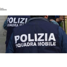 Scatta foto a bambini in un camping, denunciato sessantenne, per detenzione di materiale pedopornografico.