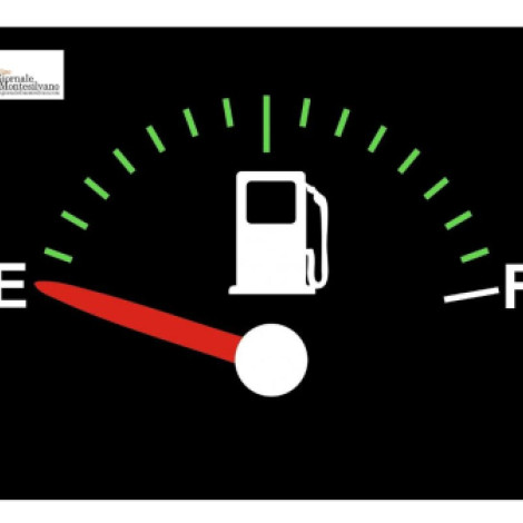 Le unghie della politica tra caro carburanti e l'enigma dei bilanci