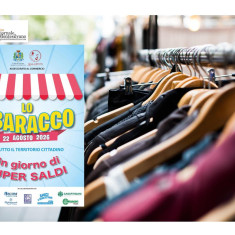 Pescara. Lo Sbaracco, la merce dei negozi esposta in strada con i super saldi
