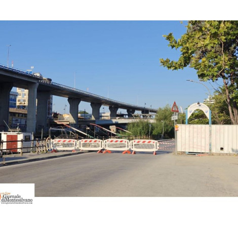 Pescara/lungofiume dei Poeti, tratto chiuso per distacco di calcinacci dal ponte d'Annunzio