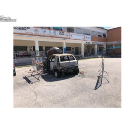 Pescara/Via Rubicone 15. L'auto bruciata compie un mese e spegne la prima candelina!