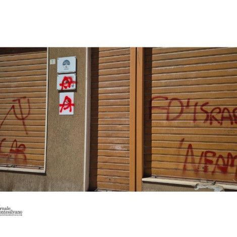 Pescara, imbrattata la sede di FdI con scritte offensive.