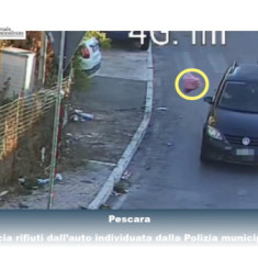 Pescara, lancia rifiuti dall'auto, ripresa dalla telecamera.