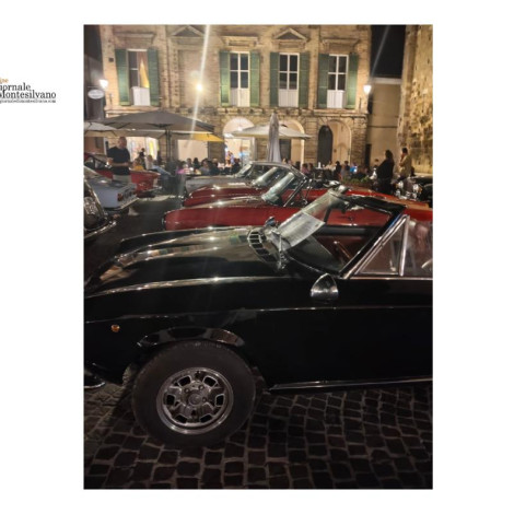6 auto, moto e pullman storici, hanno riempito la piazza principale di Atri