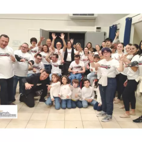 “Teatro gremito ed emozioni senza fine: grande trionfo per ‘Fuori dal Mondo, Dentro la Vita’. Il pubblico chiede il bis”