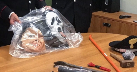 Tenta il furto in un bar con la maschera di Renzi: arrestato