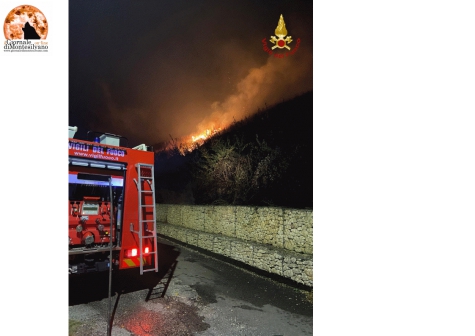 Incendio a Torre dè Passeri, intervento dalla mezzanotte dei Pompieri.