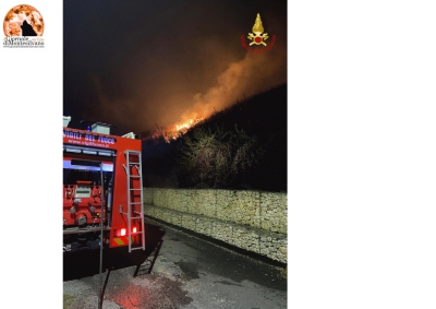 Incendio a Torre dè Passeri, intervento dalla mezzanotte dei Pompieri.
