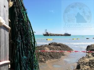 il barcone operativo sulle rive di Silvi