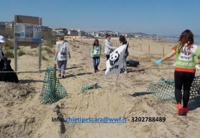 Pescara, sabato i cittadini puliscono la spiaggia del Fratino.