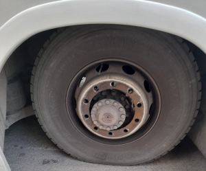 Tua, si stacca la ruota dal mezzo in transito