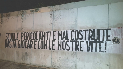lo striscione di protesta