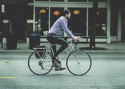 Bici in contromano e stop sigarette in auto, nuovo codice della strada