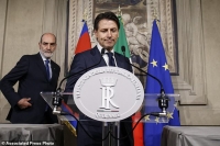 Conte domani sarà a Parigi. Macron telefona nella notte.