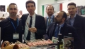 Ministro con arrosticino in mano