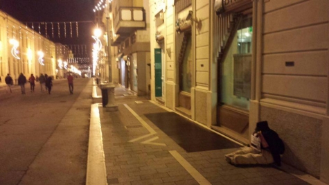 Lanciano. Manichini/negozianti elemosinano in strada. Protesta contro la crisi