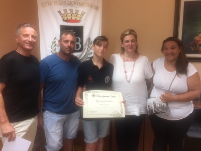 Lancio del Formaggio. Il Sindaco premia campione di Sambuceto