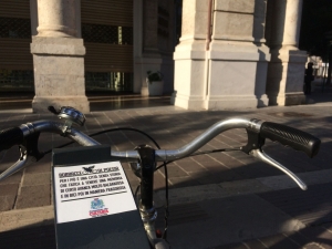 Borracce di poesia sugli stalli per bici a Pescara