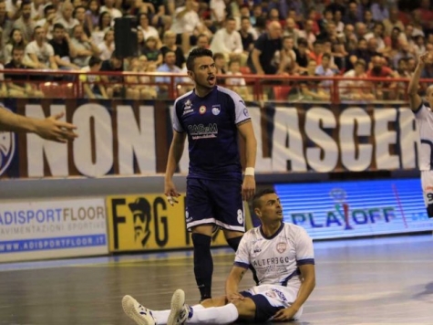 È qui la festa? no! lupi in gabbia, Pescara di rigore.