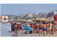 Pescara. Soccorso catamarano con albero rotto in mezzo al mare