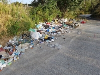 parte della discarica abusiva sotto il ponte