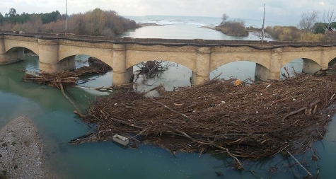 Fossacesia/Ex ponte ferroviario chiuso: 40 mila euro per pulire la foce sul Sangro