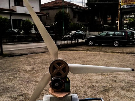 In mostra i lavori degli studenti con materiali di riciclo. Nella foto Pala eolica perfettamente funzionante costruita da uno studente