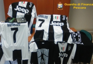 Popoli, Fiamme gialle scoprono abbigliamento contraffatto di Ronaldo
