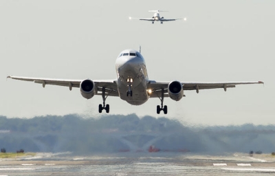 Usa, fa pipì in pubblico in aereo, arrestato