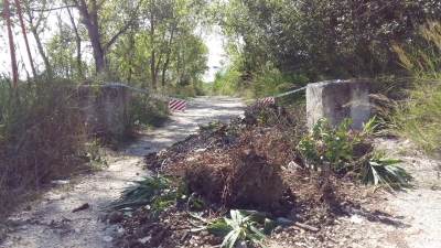 Montesilvano, rifiuti abbandonati davanti all'ex discarica di Villa Carmine.