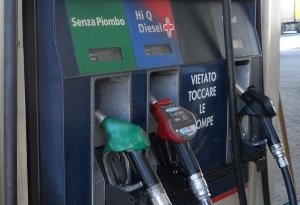 Benzina. Petizione contro accise: "Non vogliamo più pagare la guerra d'Etiopia"
