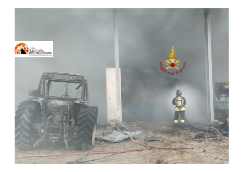 Incendio a Civitaquana, in fumo capannone di un'azienda agricola