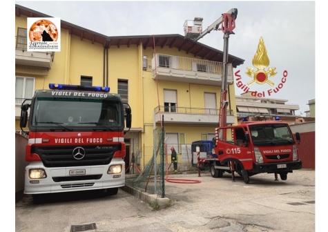 Pescara, incendio di un tetto in legno