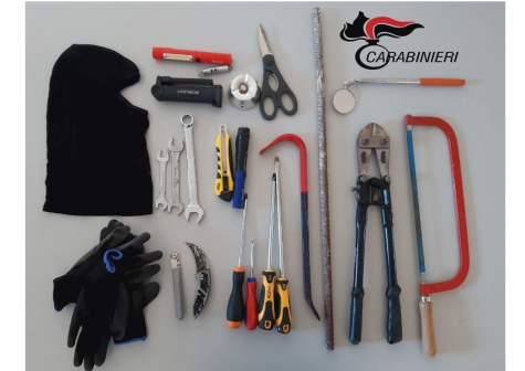 Montesilvano. Fuggiva dalla finestra di un Compro oro. Inseguimento dei Carabinieri
