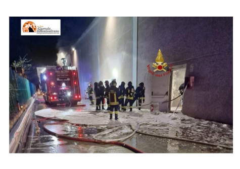 Città Sant'Angelo. Fiamme su cumulo di rifiuti solidi nel capannone industriale Energy s.r.l.