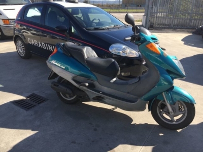 su scooter rubato pronti a fare a la rapina