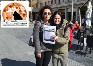 Due mamme durante il volantinaggio di sabato Giovanna Anniciello e Tonia di Giovacchino