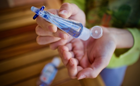 igienizzare le mani una delle regole per convivere con il Coronavirus