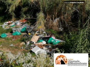 la discarica abusiva, vista dalla strada per Silvi Alta