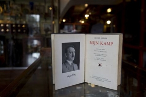 Costanza. A teatro chi mostra la svastica entra gratis.