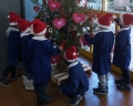 bambini addobbbano gli alberi 