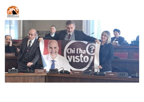Pescara caos in consiglio comunale per il DUP. Gruppo Pettinari espone striscione.