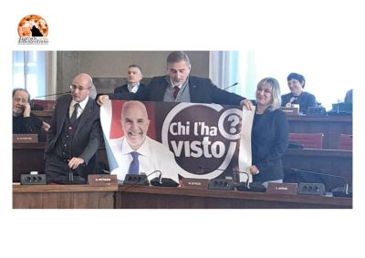 Pescara caos in consiglio comunale per il DUP. Gruppo Pettinari espone striscione.