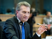 UE. Oettinger l'ha detta grossa: "I mercati vi insegneranno a votare"