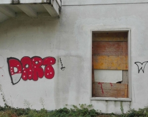 Finestra barrata con assi di legno