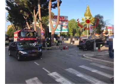 Pescara, scontro in via del circuito, un auto si ribalta