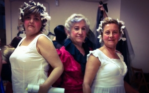 Nella foto le sorelle Birbune con la matrigna 