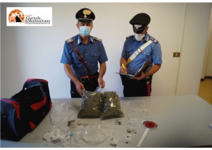 carabinieri con la marijuana trovata