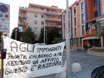 lo striscione in piazza Diaz