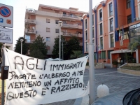 lo striscione in piazza Diaz